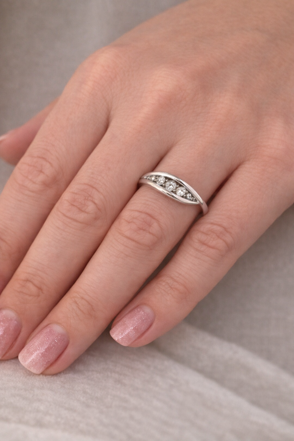 Anello marquise con tre pietre
